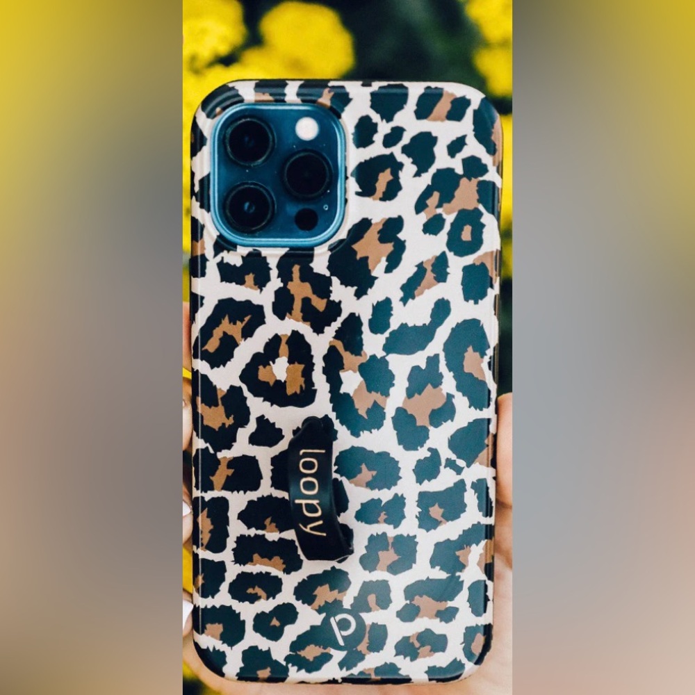 Loopy phone case in leopard - fits iPhone XR